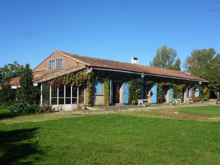 Laragaise Farmhouse